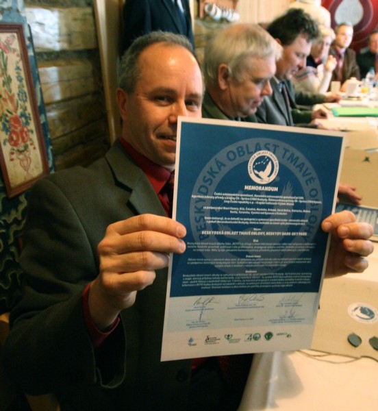 P. Suchan s podpísaným memorandom, foto Martin Mašek