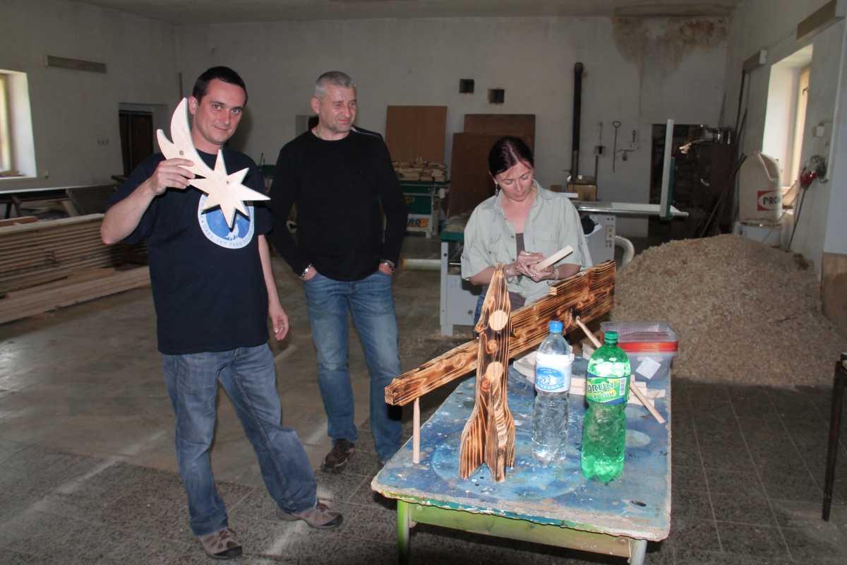 P. Begeni, J. Holinka a I. Buraľová v chránenej dielni, kde sa pripravovali materiály na našu spoločnú akciu